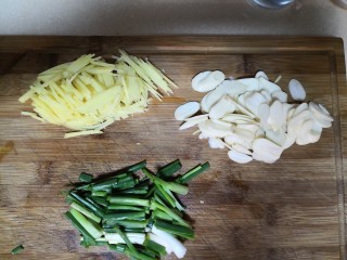 脆皮烤鸭,薑切丝，蒜切片，葱切段。备用。