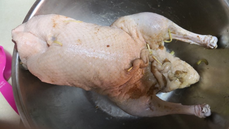 脆皮烤鸭,将调好的鸭盐均匀地涂抹在鸭肚子里，将切好的葱姜蒜塞入鸭肚子，然后用牙签封口（对不起，没有照片。树袋熊哥哥拒绝拍照，说是没有美感😂）