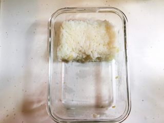 盖被子的轻松熊便当盒,蒸好的米饭，如图所示挖出3分之2做熊🐻，剩余3分之一部分压实