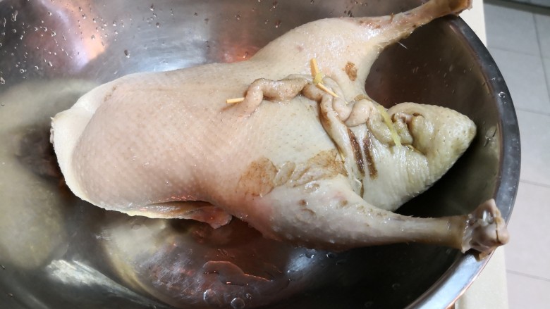 脆皮烤鸭,被洗过开水澡的鸭子拿出来。
