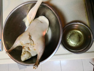 脆皮烤鸭,用刷子将皮水均匀地涂在鸭子的表面。可以间隔一段时间再涂一次。