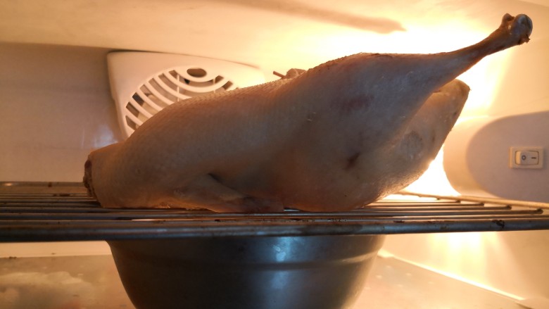 脆皮烤鸭,然后将鸭子放在烤架上，放入冰箱，正对风扇。