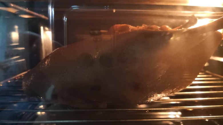 脆皮烤鸭,吹到晚上6：30，进烤箱。热对流模式，150度，35分钟。