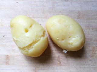 香煎土豆饼 —— 土豆的N种吃法1,土豆蒸熟，去皮