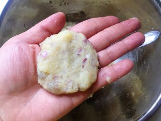 香煎土豆饼 —— 土豆的N种吃法1,拌匀的土豆泥取适量放于掌心，稍稍按压，整成圆饼型