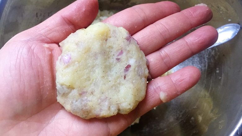 香煎土豆饼 —— 土豆的N种吃法1,拌匀的土豆泥取适量放于掌心，稍稍按压，整成圆饼型