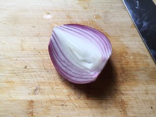 香煎土豆饼 —— 土豆的N种吃法1,切四分之一个洋葱