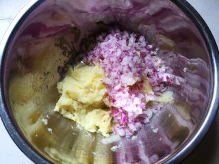 香煎土豆饼 —— 土豆的N种吃法1,切好的洋葱放入土豆泥中