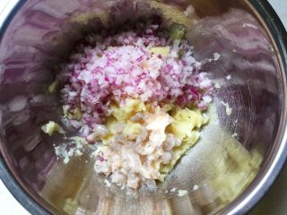 香煎土豆饼 —— 土豆的N种吃法1,虾仁碎放入