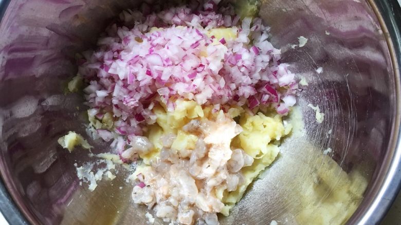 香煎土豆饼 —— 土豆的N种吃法1,虾仁碎放入