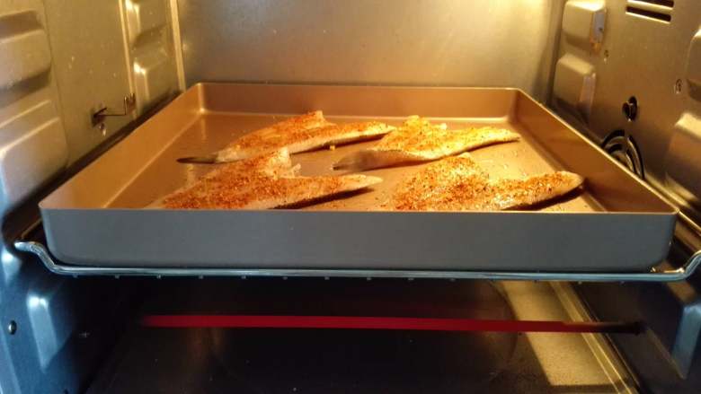麻辣烤南极冰鱼,放入烤箱上火180度，下火165度，烤15分钟
