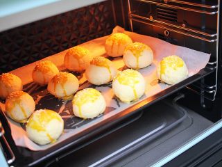 那一枚酥到掉渣的蛋黄酥,
预热烤箱后，170°烘烤30分钟