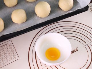 那一枚酥到掉渣的蛋黄酥,
取一个新鲜鸡蛋的蛋黄
