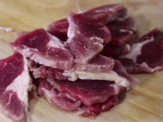 胡萝卜牛肉,牛肉用凉水浸泡两个小时，再放入冰箱冷藏一个小时
将牛肉切成小片