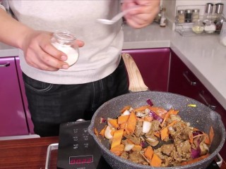 胡萝卜牛肉,放入洋葱和胡萝卜，翻炒一分钟左右，放入一勺半盐
