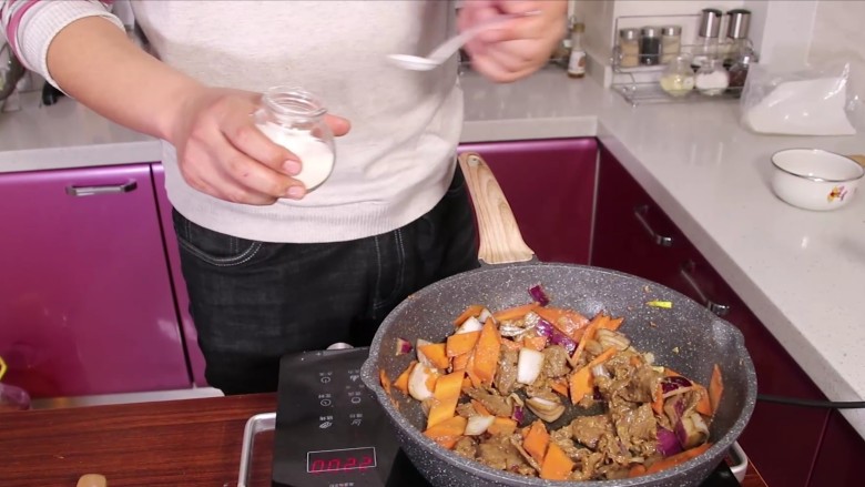 胡萝卜牛肉,放入洋葱和胡萝卜，翻炒一分钟左右，放入一勺半盐