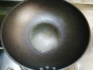 萝卜炖排骨,炒锅入油，预热后放入白糖，小火加热，边加热边搅拌