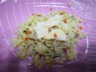 【童趣早餐】,将炒饭铺一层盖住花朵，中间放上芝士沙拉酱作为饭的馅料。