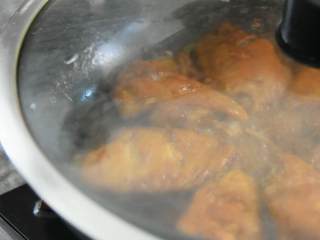 蜜汁鸡翅—甜蜜多汁，好吃到停不下来,中火煮15分钟。