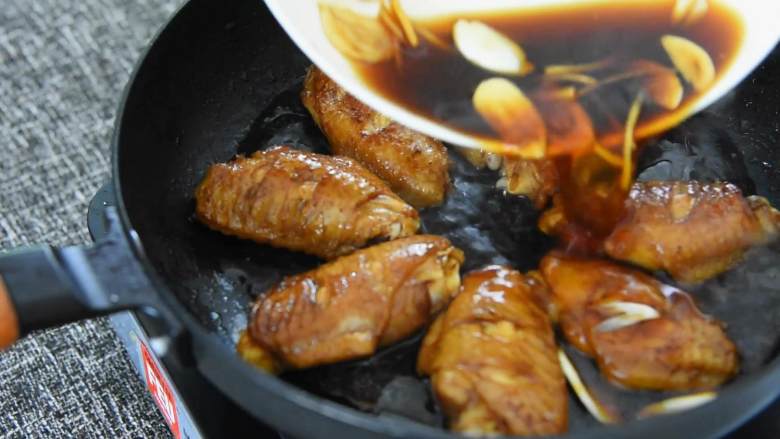 蜜汁鸡翅—甜蜜多汁，好吃到停不下来,再倒入煎鸡翅的锅中。