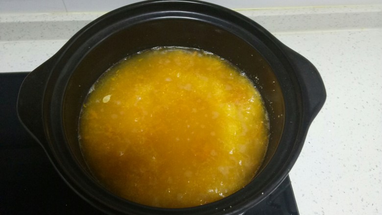 南瓜玉米粥,倒入砂锅中，搅拌均匀。