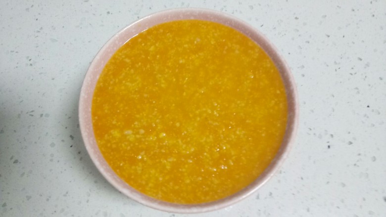 南瓜玉米粥,盛入碗里。