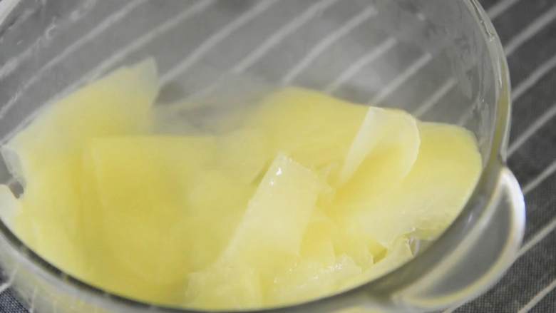 让人食欲大开的凉拌土豆片，见证一颗土豆的进化,水开入锅，煮1分钟，捞出沥干放凉。