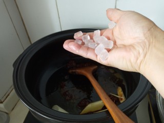 砂锅萝卜炖牛腩,放入冰糖炒化