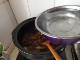 砂锅萝卜炖牛腩,翻炒均匀后加入清水