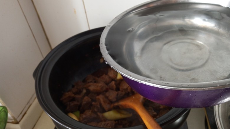 砂锅萝卜炖牛腩,翻炒均匀后加入清水