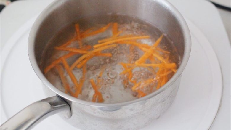 日式肥牛饭（完美酱汁配比）,将切好的胡萝卜丝下到热水里，煮1分钟，捞出。
