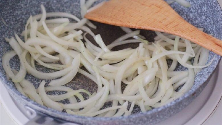 日式肥牛饭（完美酱汁配比）,锅里倒入适量油，倒入洋葱翻炒。