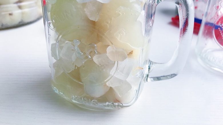 新鲜荔枝的1+1存储:荔枝泡酒or荔枝蜜饮,一层果肉一层冰糖密封好，就是这么简单。