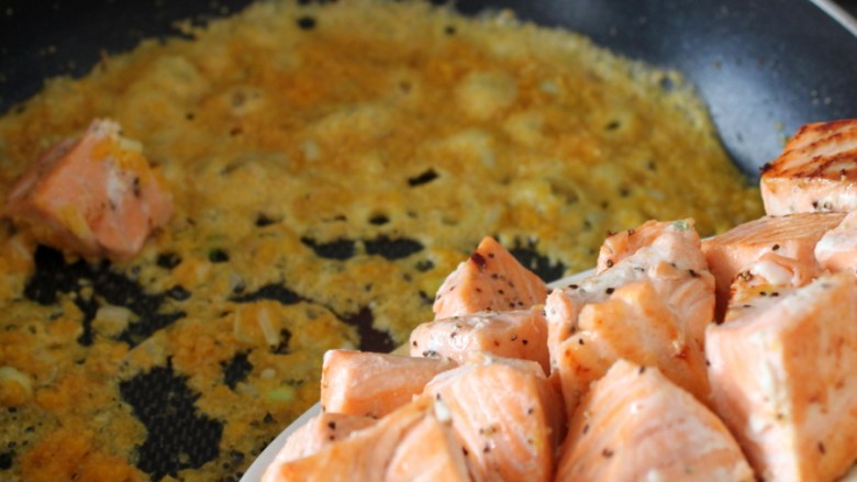 咸蛋黄焗三文鱼,然后将前面煎好的三文鱼下锅。
