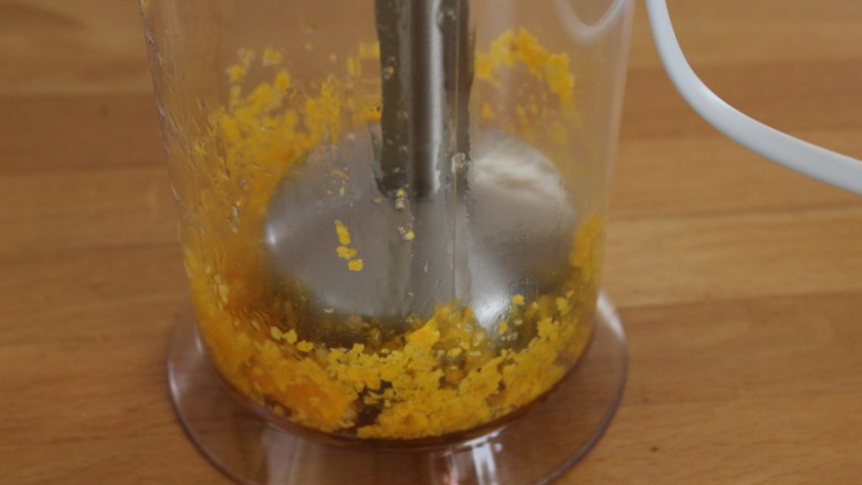 咸蛋黄焗三文鱼, 盛到料理机桶中，打成细末。
注：你也可以先将蛋黄上笼蒸煮，而后碾碎，就看你觉得那样方便。
