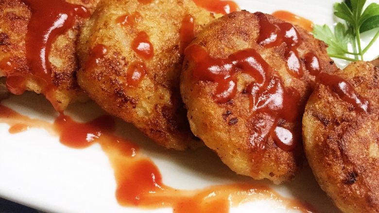 香煎土豆饼 —— 土豆的N种吃法1,趁热食用，根据个人口味可以淋上点番茄沙司之类的
