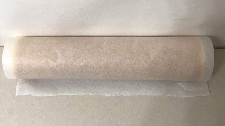 紫米核桃蛋糕卷,借助擀面仗连同油纸卷起，靠墙角定型15分钟