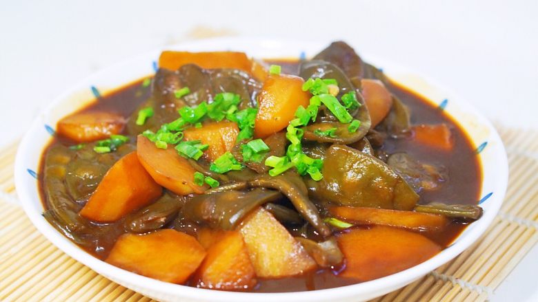 上海口味土豆烧扁豆,撒上葱花