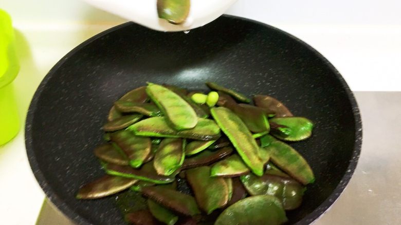 上海口味土豆烧扁豆,不粘锅少油先把扁豆煸炒过后加水焖煮