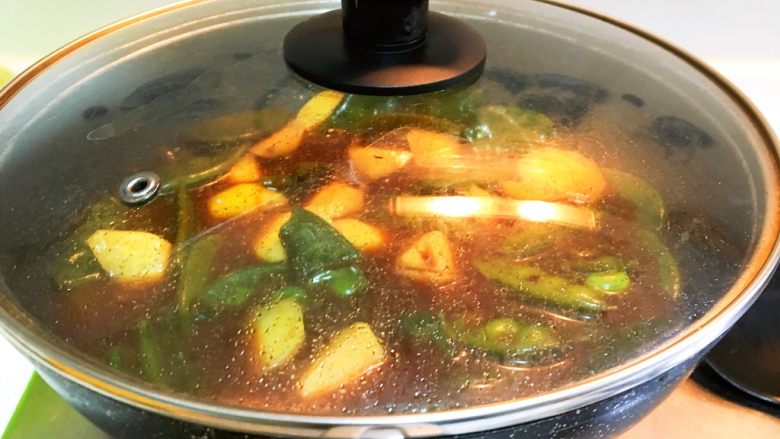 上海口味土豆烧扁豆,加水焖煮5分钟