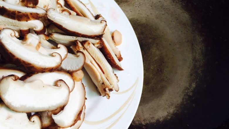 家常菜+香菇炒油菜,倒入香菇