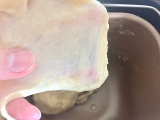 培根芝士汉堡包,加入黄油再次揉面一个程序，直至能够拉出薄膜。
