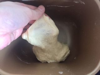 培根芝士汉堡包,除开黄油之外的其他原料一次性按照液体到固体的顺序倒入面包机桶内启动一个和面程序，检测面团成团可以拉扯出粗糙的膜
