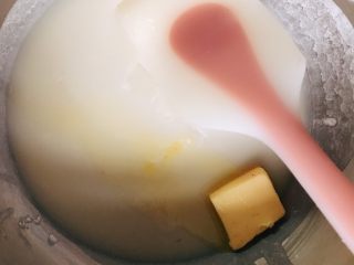 抹茶软欧,同时麻薯材料除黄油外混合均匀后隔水蒸10分钟，再加入黄油搅拌均匀