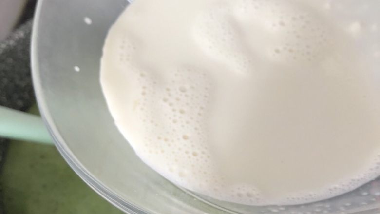 抹茶椰丝小方,边加热边搅拌均匀至牛奶起泡程度，把步骤3的牛奶淀粉混合物倒入