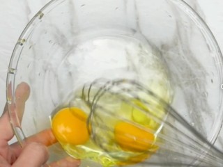 微波炉三分钟即可搞定的鸡蛋杯,两个鸡蛋打散