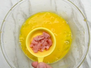 微波炉三分钟即可搞定的鸡蛋杯,加入适量的火腿丁