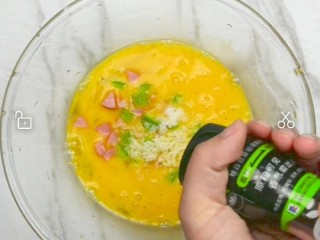 微波炉三分钟即可搞定的鸡蛋杯,加入：适量青椒丁，适量盐，切碎的奶酪碎适量的黑胡椒
