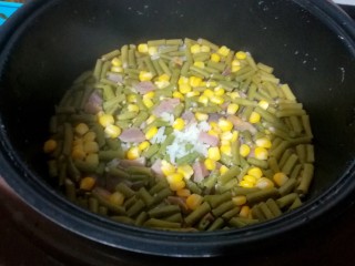 腊味豆角焖饭,米饭煮好了，一开锅，真是香喷喷啊！也可以撒一些葱花在上面。