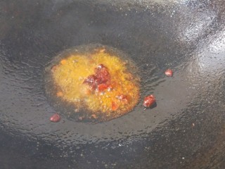 油焖大虾,热锅起油放入豆瓣酱炒出红油